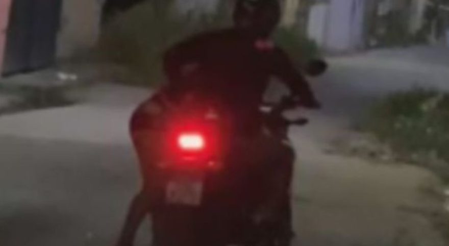 Mulher é flagrada usando a boca para pagar corrida de mototaxista