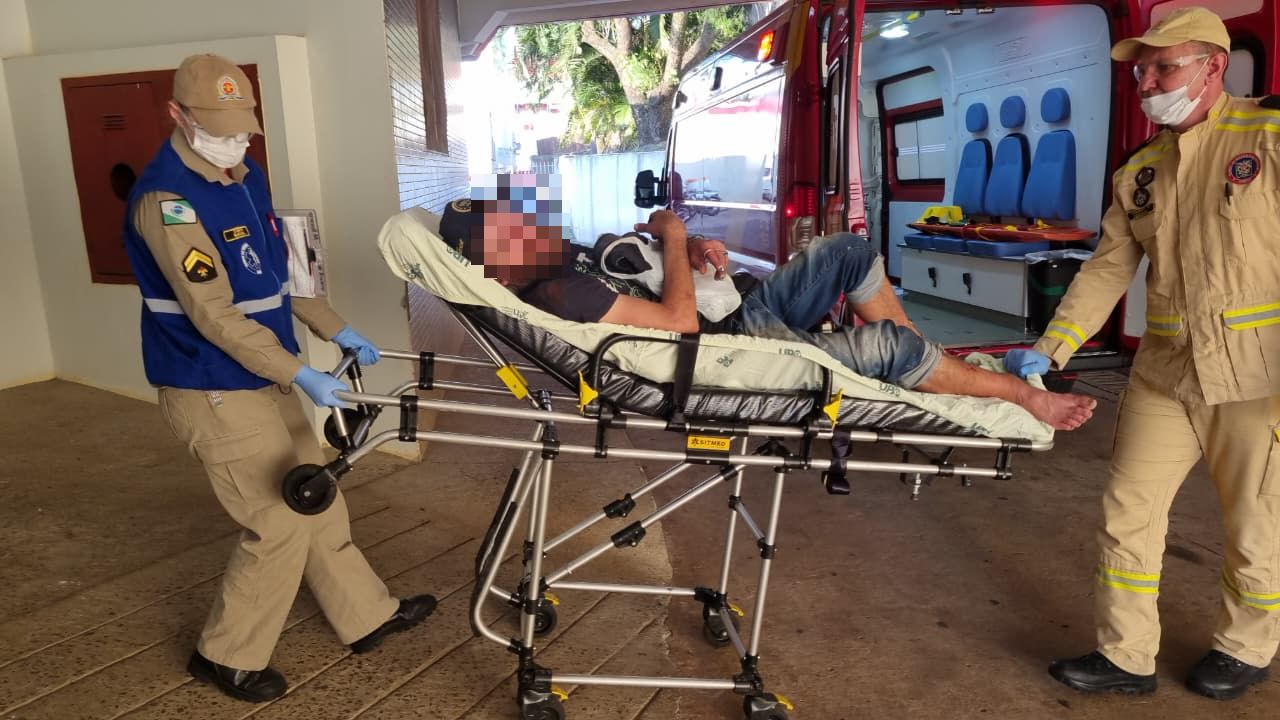 Após suposto atropelamento, homem é socorrido com ferimentos na Rua Ernandes de Oliveira