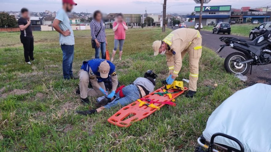 Motociclista é arremessado e quebra a perna após batida em cruzamento no Pioneiros Catarinenses