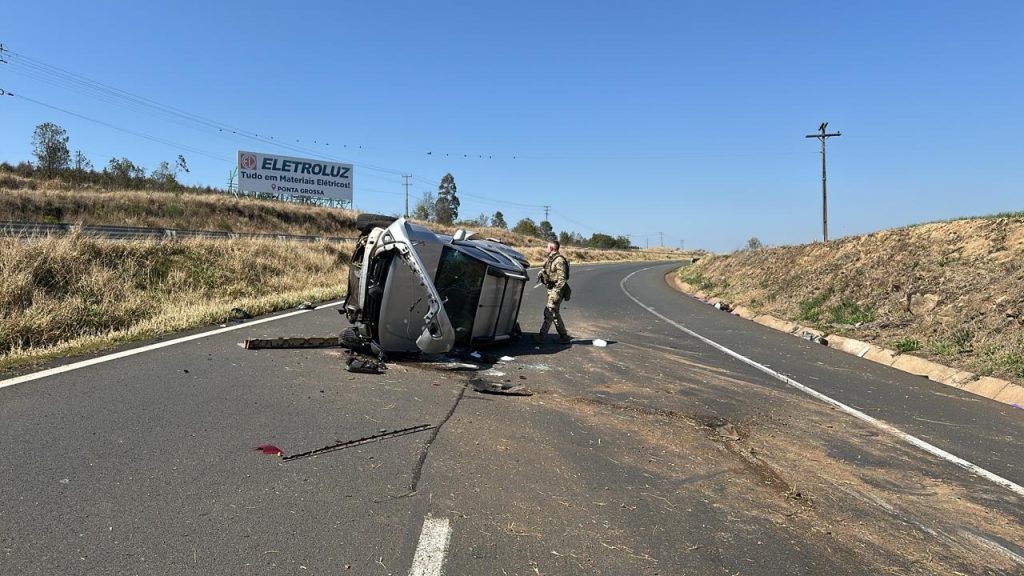Em tentativa de fuga, motorista capota carro com 438 kg de maconha