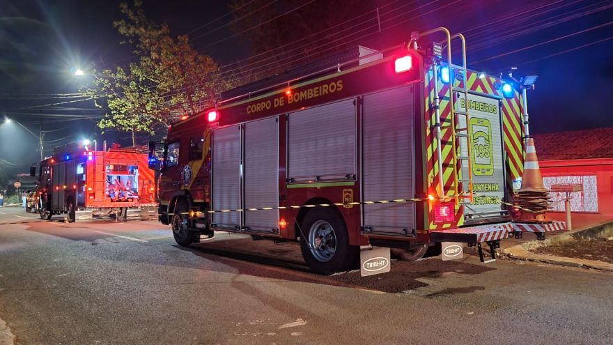 Casa aos fundos de terreno pega fogo e fica parcialmente destruída no Bairro Cascavel Velho