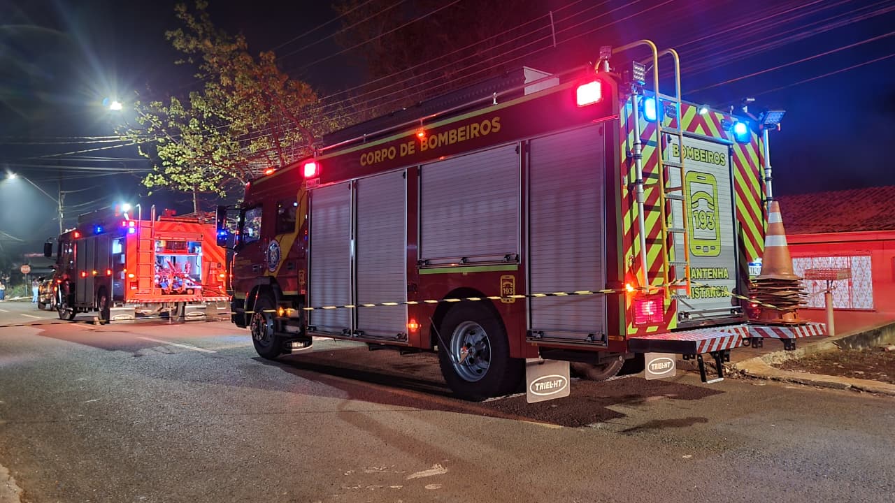Casa aos fundos de terreno pega fogo e fica parcialmente destruída no Bairro Cascavel Velho