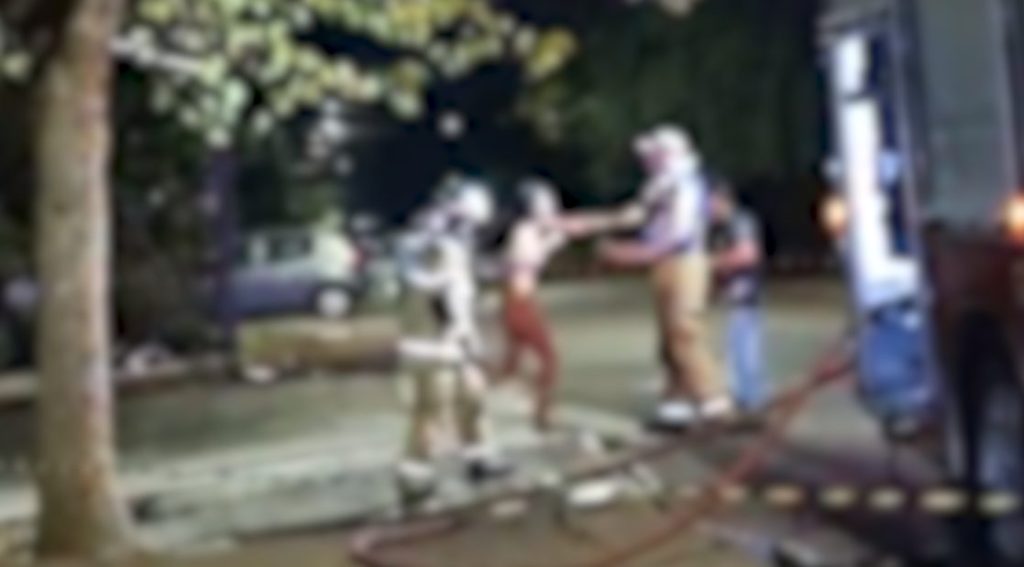 Mulher tenta agredir companheiro após incêndio e é contida pelos Bombeiros; Veja o vídeo