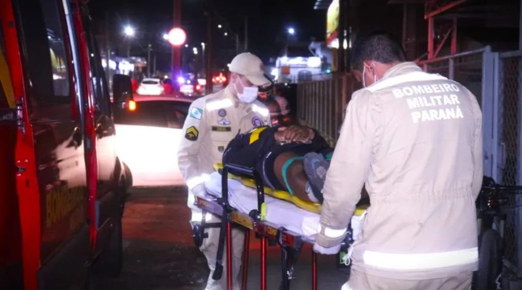 Capacete de ciclista quebra após colisão com caminhão e homem é levado ao hospital