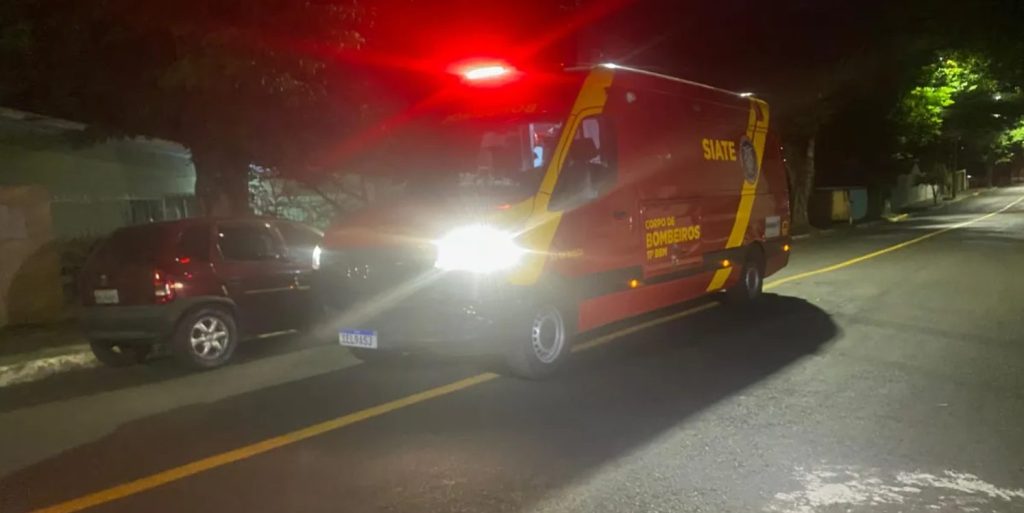 Motociclista sofre TCE após colidir contra carro