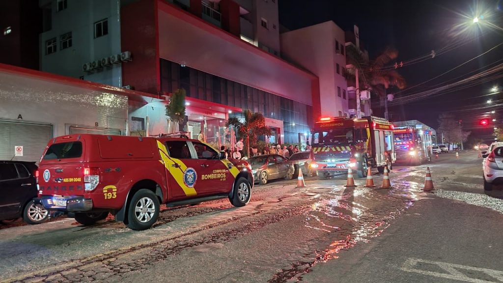 Colchão de apartamento no 15º andar pega fogo em edifício na Rua JK; Prédio precisou ser evacuado