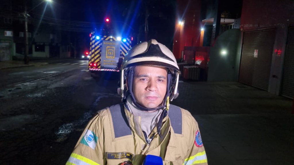 Bombeiro que mora em edifício foi crucial para conter incêndio; Oficial detalha ocorrência