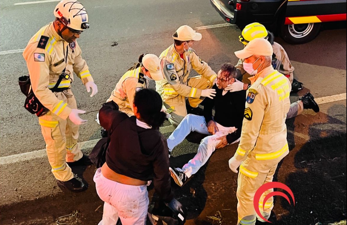 Motocicleta parada sem luz provoca colisão e deixa três feridos na BR-277