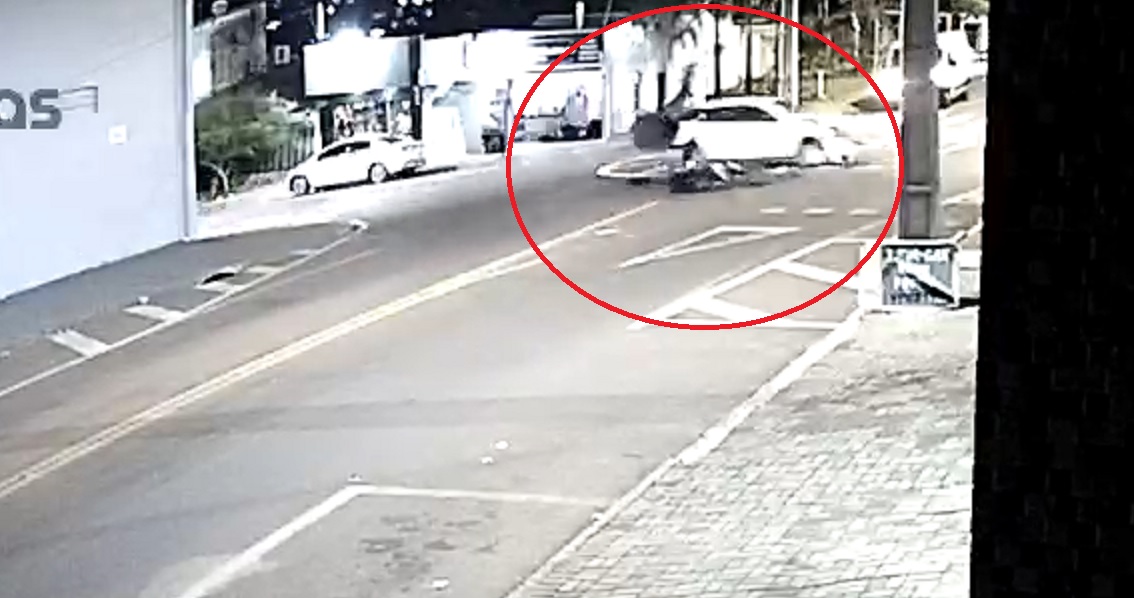 Motociclista arremessado: Câmera flagra colisão entre carro e moto na Rua Maria Tereza Figueiredo