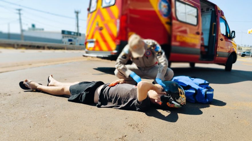 Homem cai de moto ao tentar acessar posto de combustíveis na Avenida Brasil