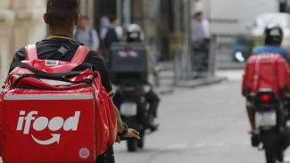 iFood e startup que aluga motos anunciam desconto para entregadores iFood e startup que aluga motos anunciam desconto para entregadores