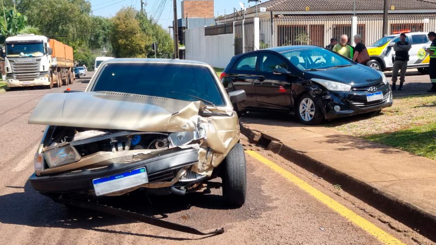 Voyage e HB20 se envolvem em forte colisão no Bairro Pacaembu