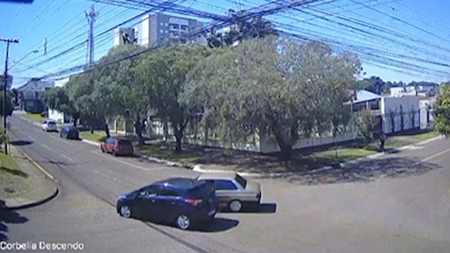 Câmera de segurança flagra colisão entre Voyage e HB20 no Bairro Pacaembu