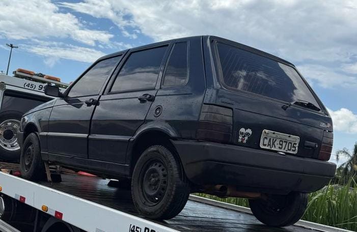 Fiat Uno é furtado na Rua Vinicius de Moraes em Cascavel