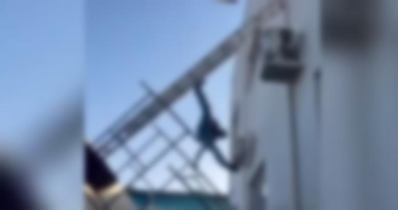 Técnico cai ao gravar vídeo para o TikTok durante instalação de ar-condicionado