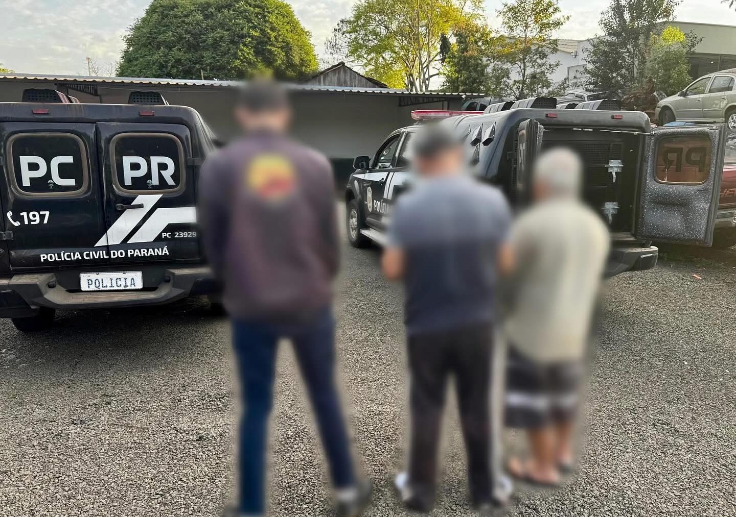 Família presa com espingarda após briga de bar terminar em homem esfaqueado
