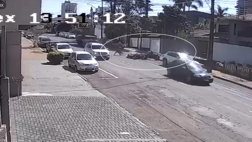Câmera de segurança registra acidente envolvendo três motos e um carro em Cascavel