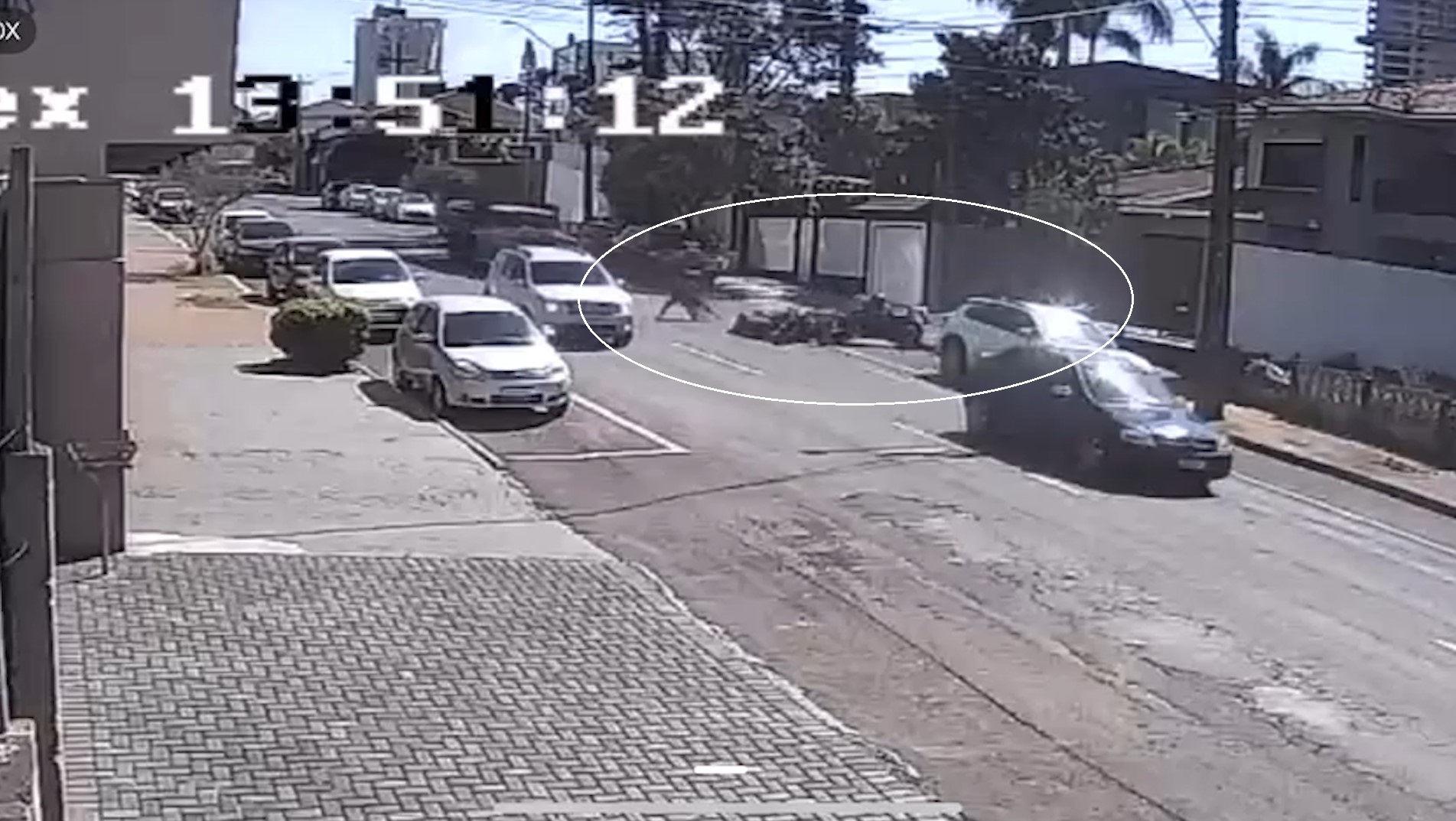 Câmera de segurança registra acidente envolvendo três motos e um carro em Cascavel