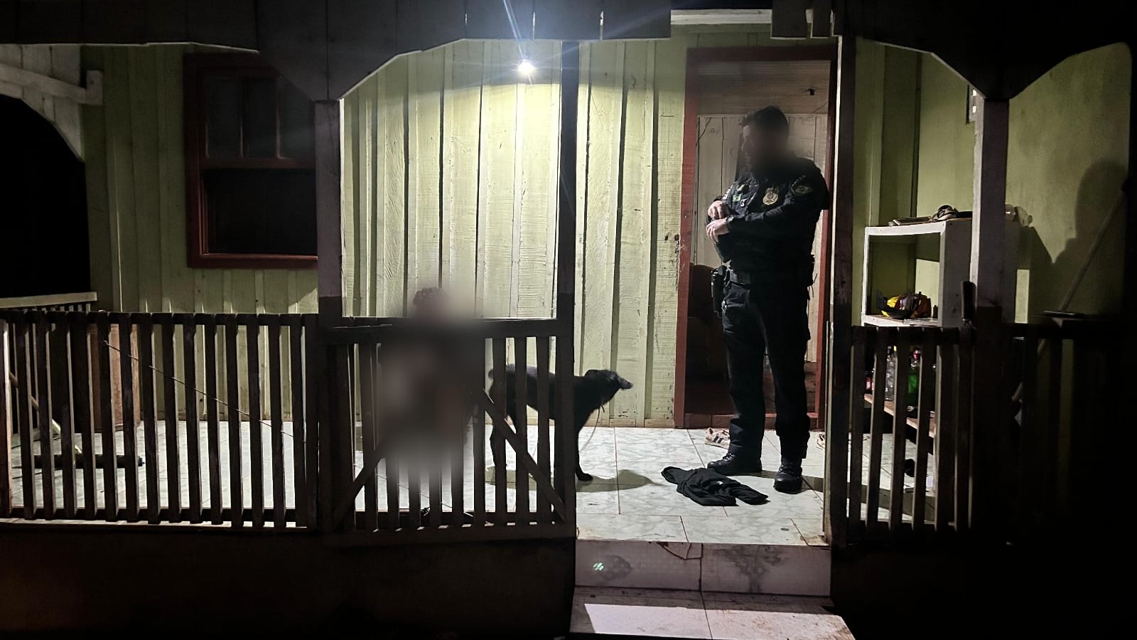 “Entrar atirando”: Adolescentes investigados por ameaças a escola são alvos de mandados de busca e apreensão