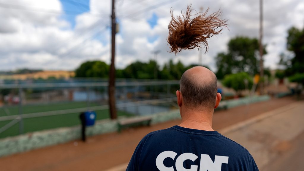Sol e ventinho bagunçando o cabelo em Cascavel