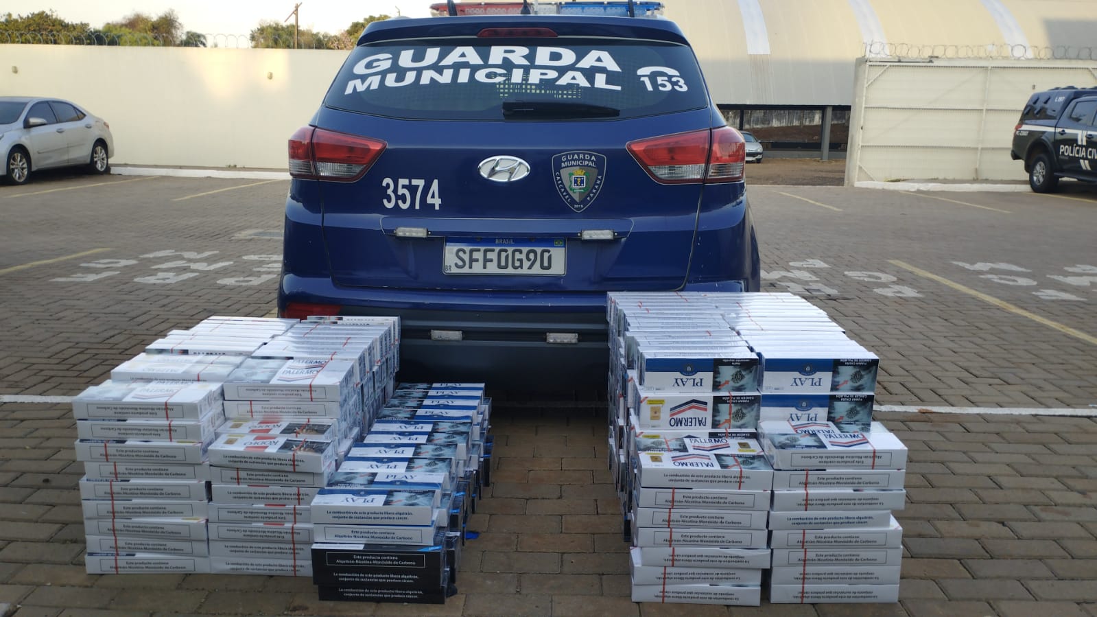 Casais são abordados com 420 maços de cigarros em frente à rodoviária de Cascavel Casais são abordados com 420 maços de cigarros em frente à rodoviária de Cascavel