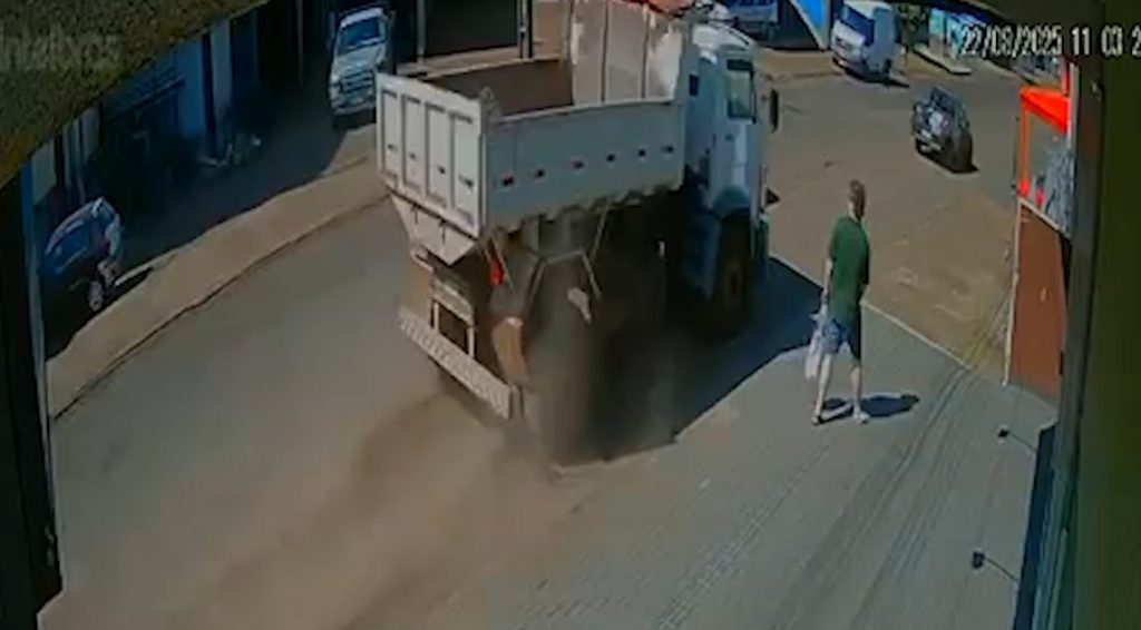 Já viu acidente de tão perto? Pedestre leva susto ao presenciar colisão na Rua Rio da Paz