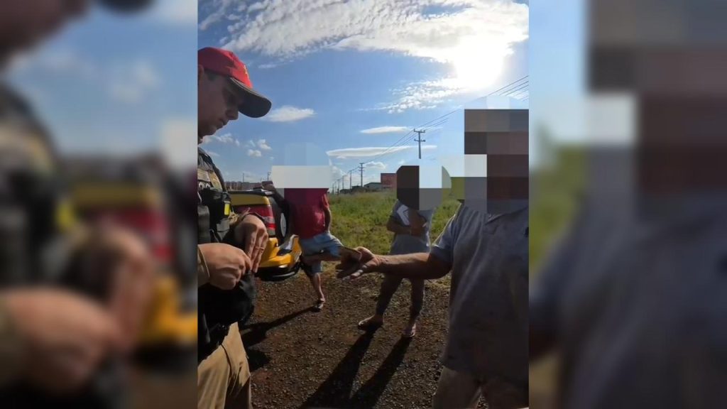Vídeo mostra homem tentando subornar policial com R$ 70: “Dá uma força pra nós”