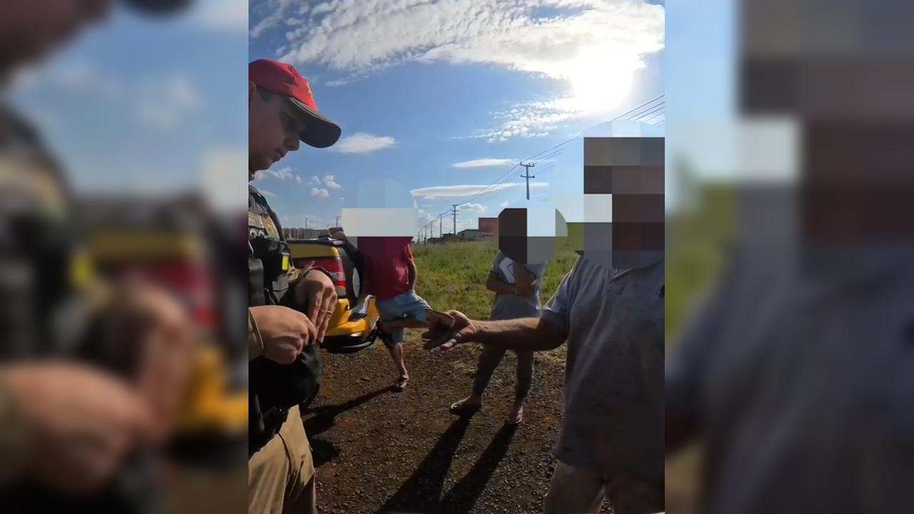 Vídeo mostra homem tentando subornar policial com R$ 70: "Dá uma força pra nós" Vídeo mostra homem tentando subornar policial com R$ 70: "Dá uma força pra nós"