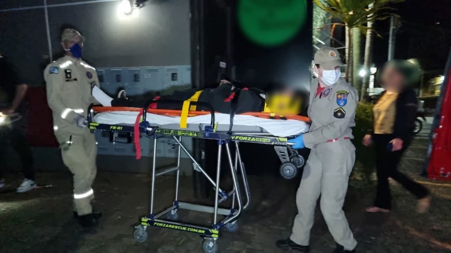Jovem fratura o joelho e o tornozelo ao cair de 8 metros em imóvel no Bairro Neva