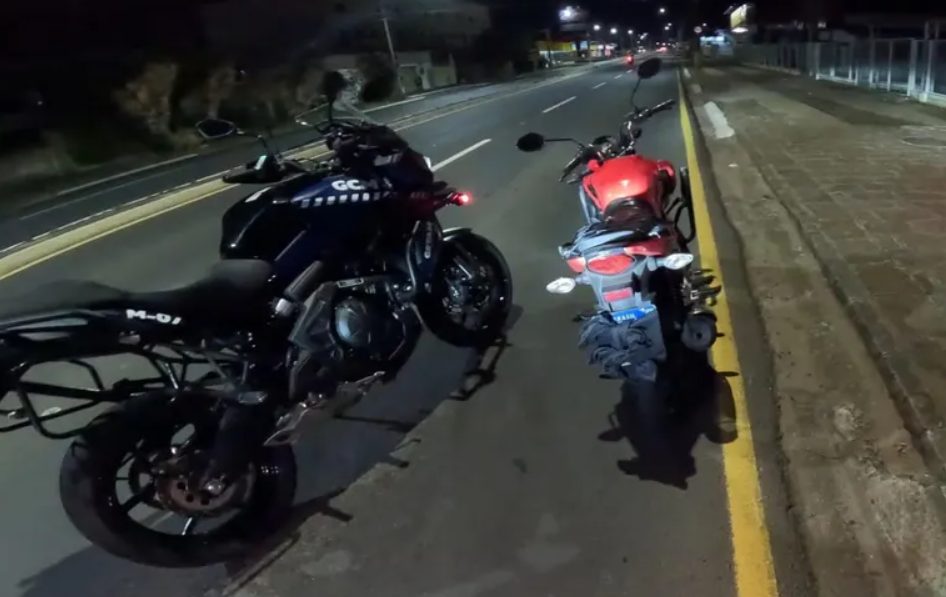“Espertinho” cobre placa de moto para não levar multas e acaba preso
