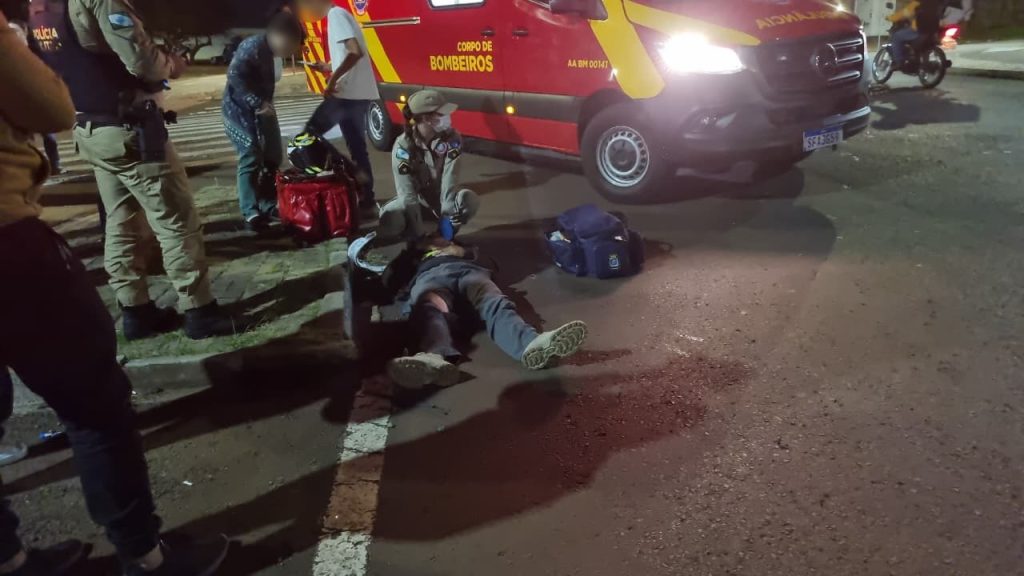 Motociclista de 23 anos fica ferido em acidente e motorista foge sem prestar socorro em Cascavel