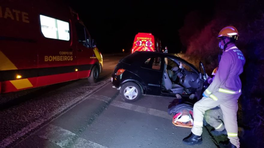 Ford Ka colide em barranco e três homens ficam feridos na BR-163 em Cascavel