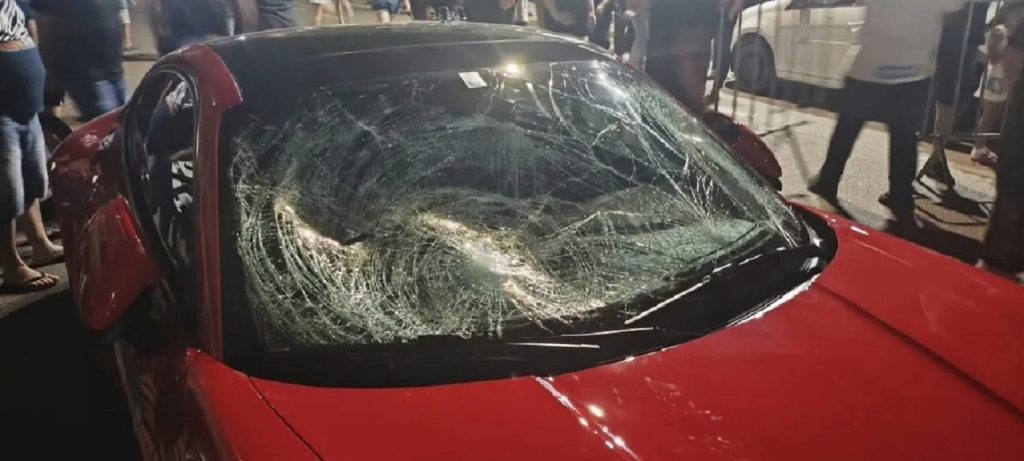 Três mulheres ficam feridas depois de serem atropeladas por carro esportivo em show