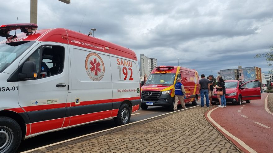 Samu e Siate são acionados após acidente em frente à Catedral, no Centro de Cascavel