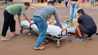 Carro passa por cima das pernas de motociclista e foge em Cascavel