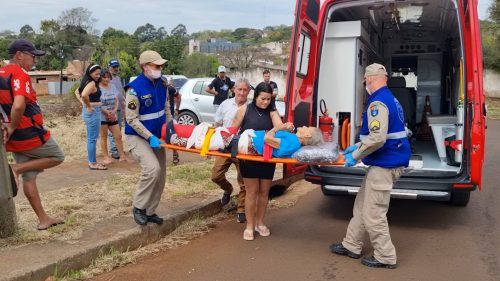Idosa de 98 anos quebra a perna em acidente de trânsito no bairro Brasmadeira, em Cascavel Imagem referente a Idosa de 98 anos quebra a perna em acidente de trânsito no bairro Brasmadeira, em Cascavel