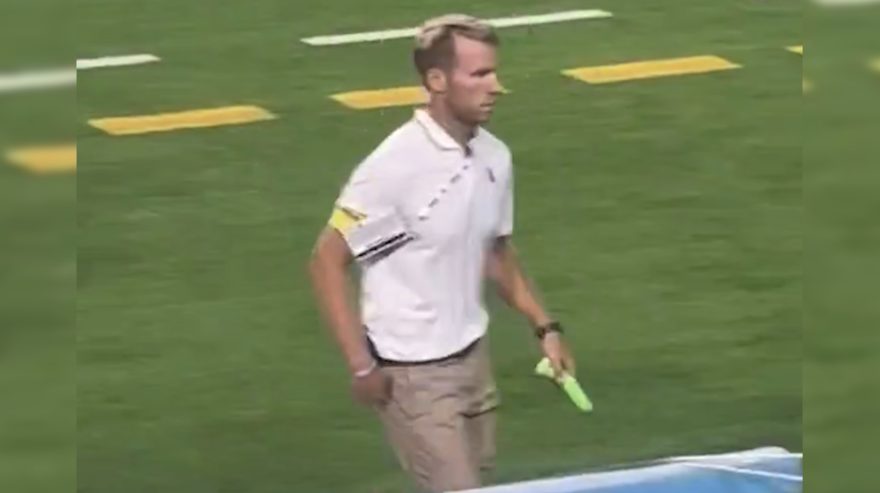 Torcedor joga pênis de borracha em campo da NFL