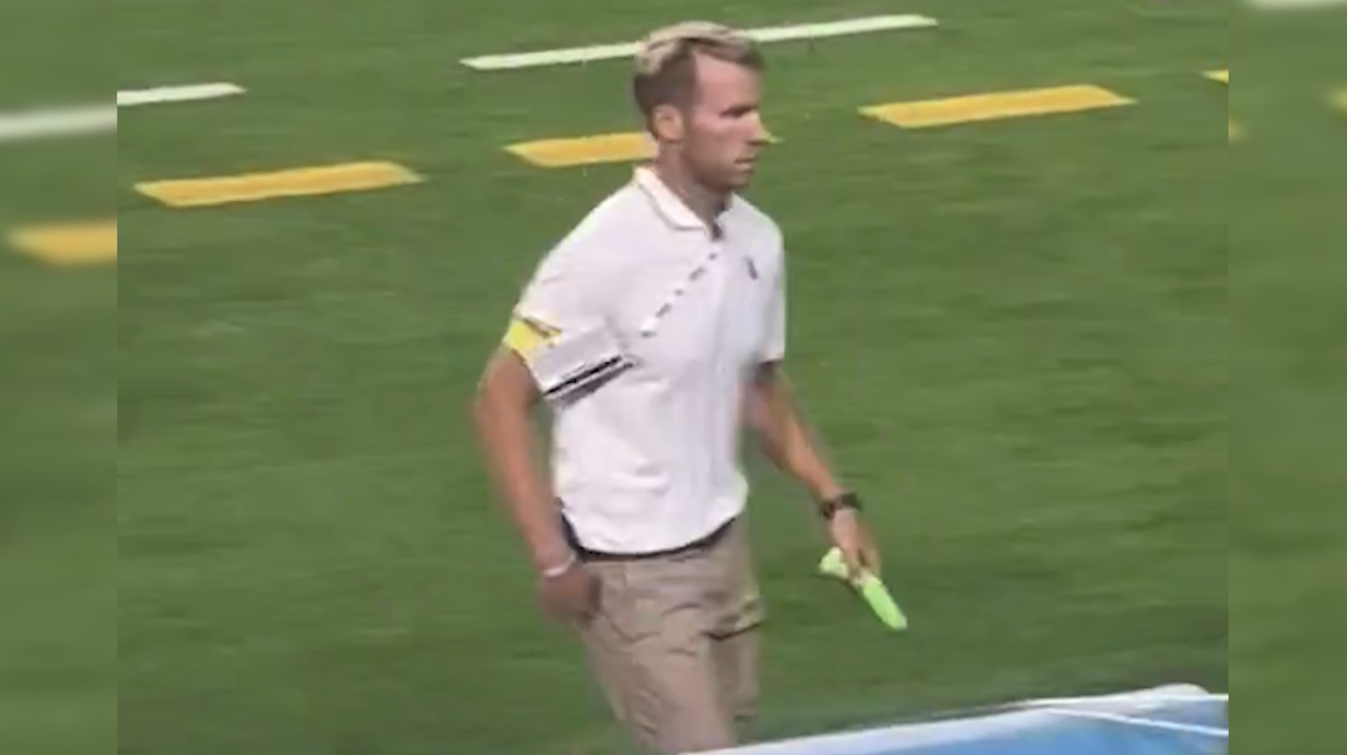Torcedor joga pênis de borracha em campo da NFL