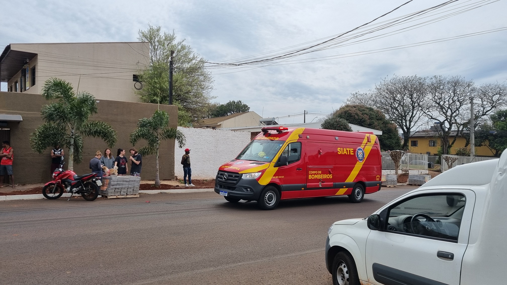 Acidente entre Fiorino e motocicleta Honda mobiliza Siate no Universitário