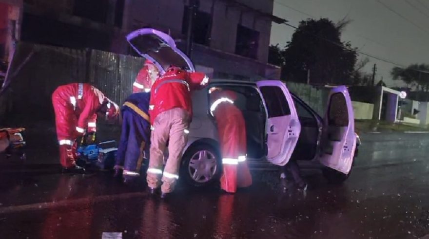 Vítima é retirada pelo porta-malas após forte colisão no São Cristóvão