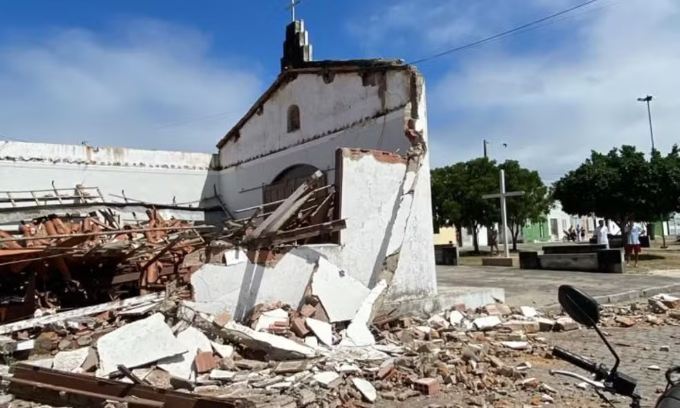 Capela desaba e apenas parede com imagem de Cristo permanece intacta