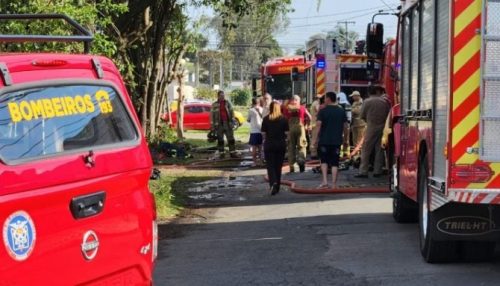 Fogo toma conta de terreno e fumaça assusta moradores em Curitiba Fogo toma conta de terreno e fumaça assusta moradores em Curitiba