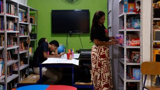Iniciativas públicas e comunitárias aproximam brasileiros dos livros