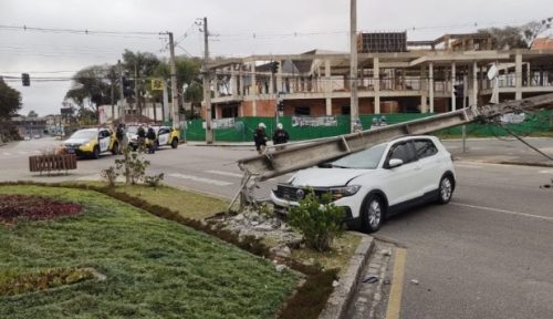 Motorista derruba poste após batida, abandona carro e foge com ajuda de amigos Motorista derruba poste após batida, abandona carro e foge com ajuda de amigos