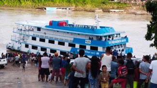 INSS usa barcos para orientar aposentados da Amazônia sobre descontos