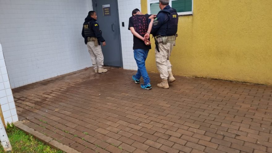 Civic recheado de maconha: rapaz de 26 anos cai em blitz da PRF na BR-277