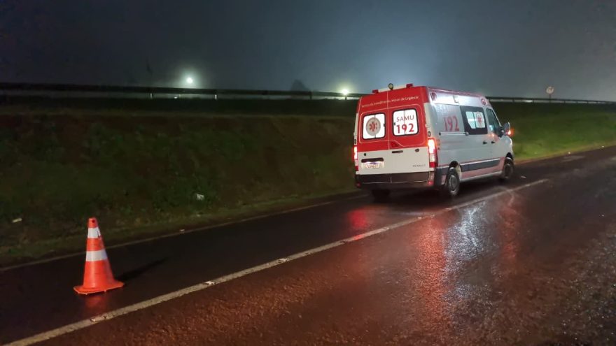Mulher é socorrida pelo Samu após acidente na marginal da BR-277 com a Rua do Cowboy