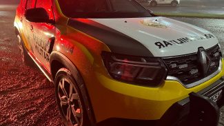 Mãe é detida após filha de 13 anos fugir de casa e bilhetes revelarem castigos e condição de maus-tratos Mãe é detida após filha de 13 anos fugir de casa e bilhetes revelarem castigos e condição de maus-tratos