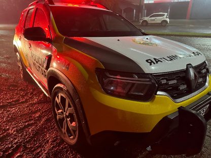 Casal do tráfico: Mulher é presa pela PM entregando cocaína para o marido