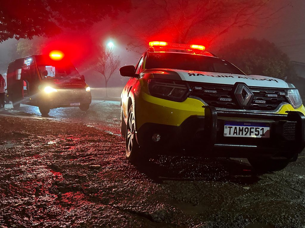 Mulher reage à abordagem e solta cachorro contra policiais; militar é ferido Mulher reage à abordagem e solta cachorro contra policiais; militar é ferido